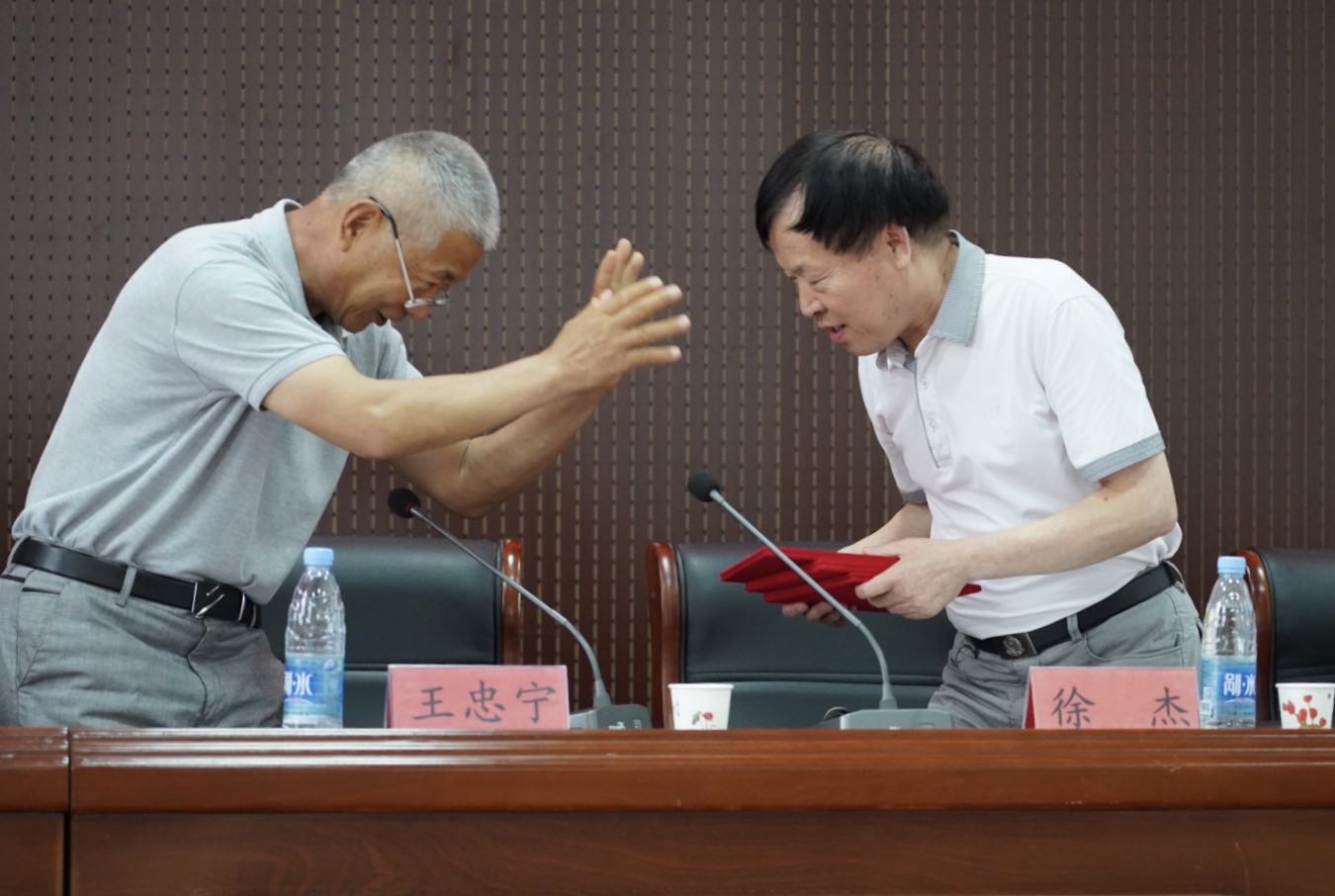 徐校長接受聘書.jpg